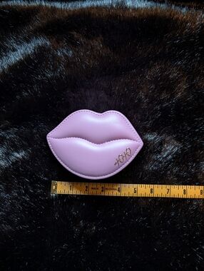 🌷 CLOSET CLEAN OUT SALE 🌷 Kendra Scott Pink Lip-Shaped Travel Jewelry Case